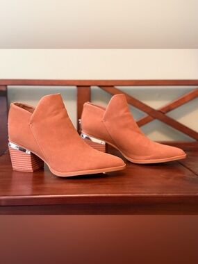 ZBY Women's Suede Pointed Toe Block Heel Ankle Boot - Tan